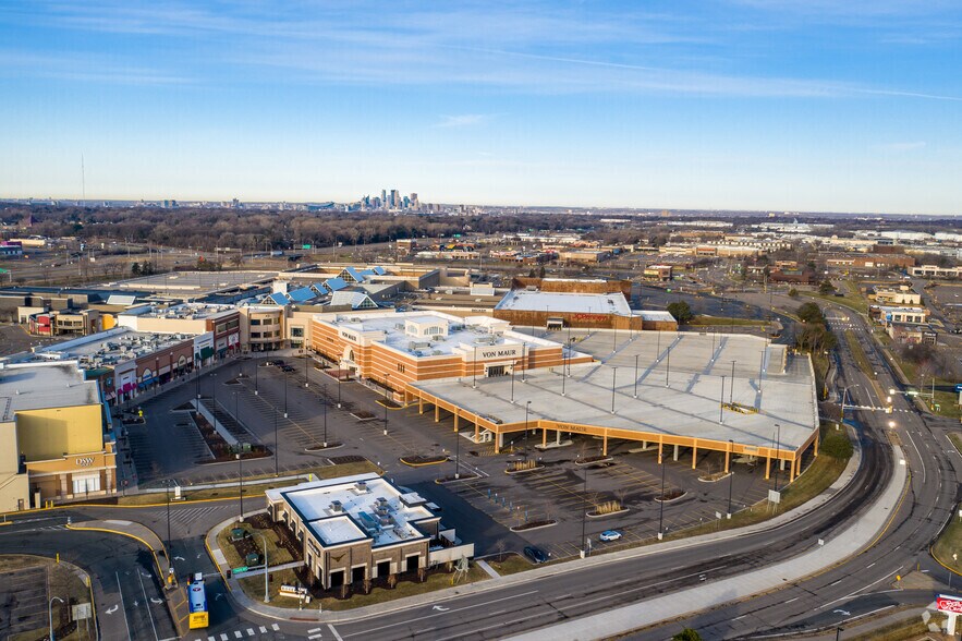 10 Rosedale Ctr, Roseville, MN à louer - Photo du bâtiment - Image 1 de 7