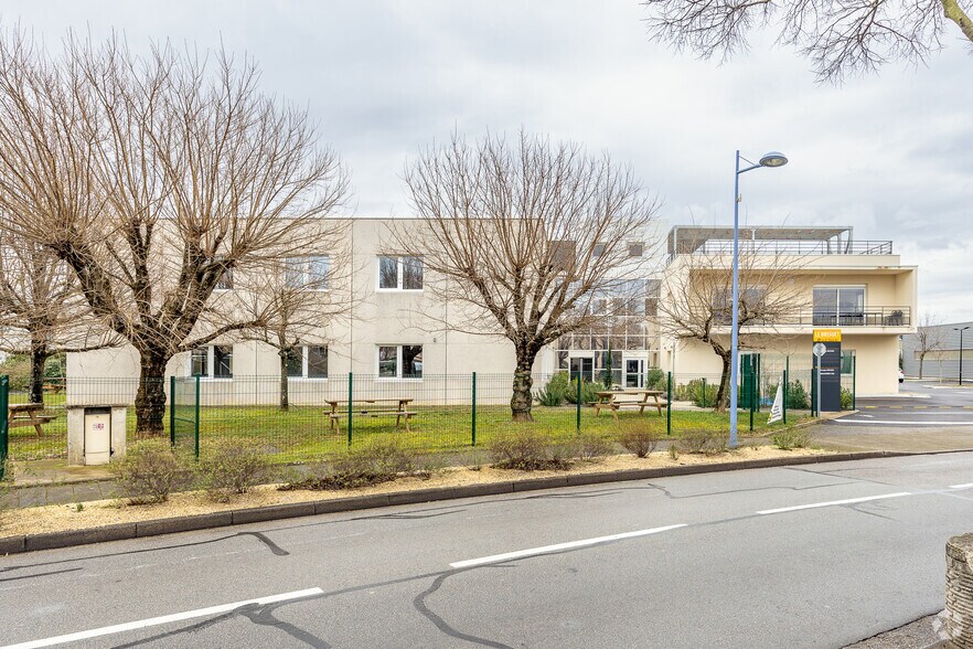 22 Rue Du 35Eme Regiment D'Aviation, Bron for sale - Building Photo - Image 2 of 2