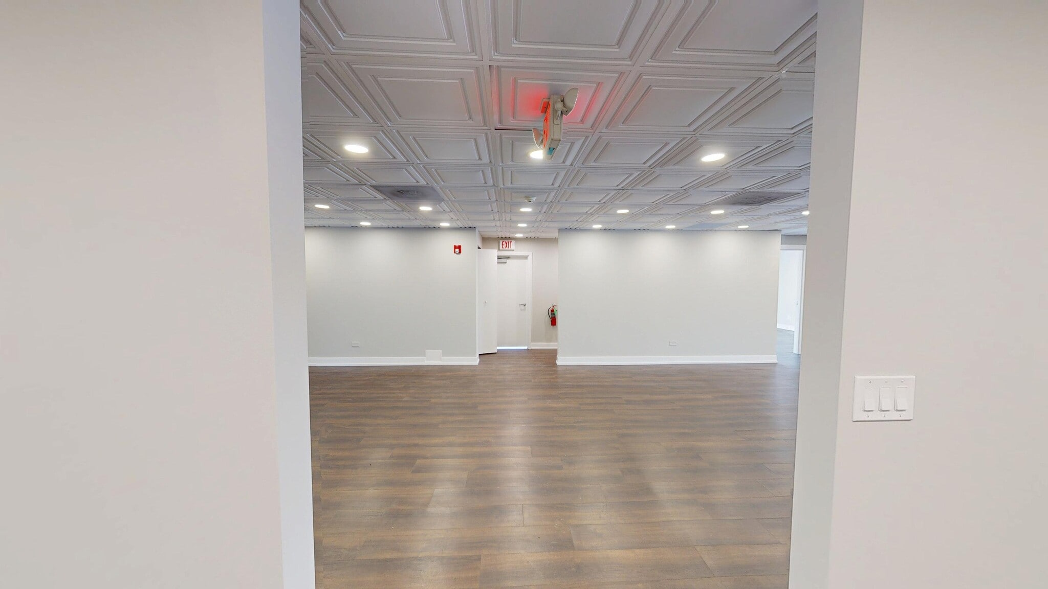 325 N Hough St, Barrington, IL for lease Interior Photo- Image 1 of 24