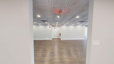 325 N Hough St, Barrington, IL for lease Interior Photo- Image 1 of 24