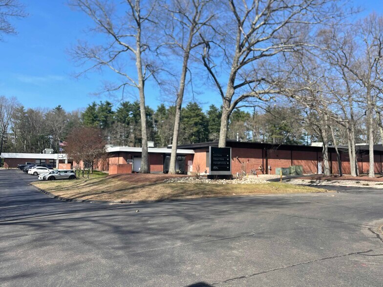 50 Tower Ln, Avon, CT à louer - Photo du bâtiment - Image 1 de 16