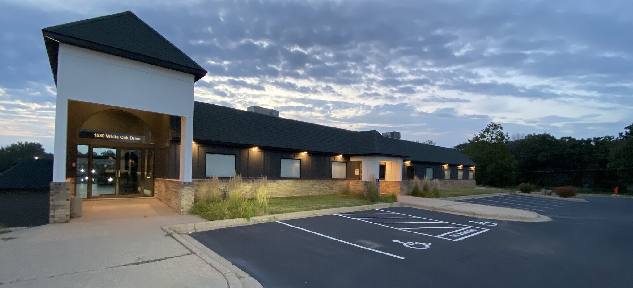 1580 White Oak Dr, Chaska, MN for lease Building Photo- Image 1 of 6
