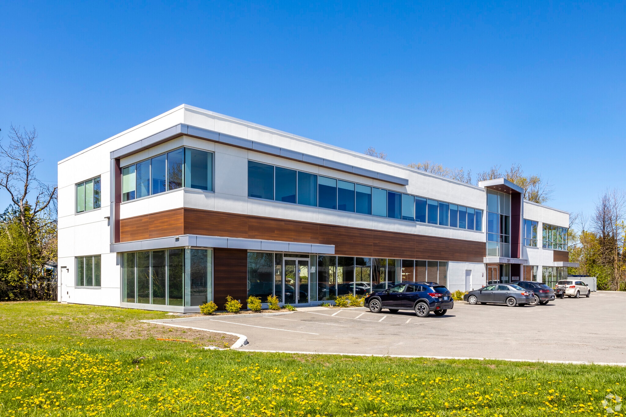 271 Rue Corbin, Laval, QC for sale Primary Photo- Image 1 of 1