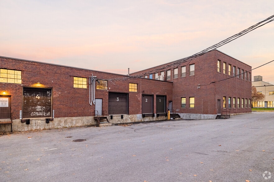 310-400 Boul Montpellier, Montréal, QC for lease - Building Photo - Image 3 of 4