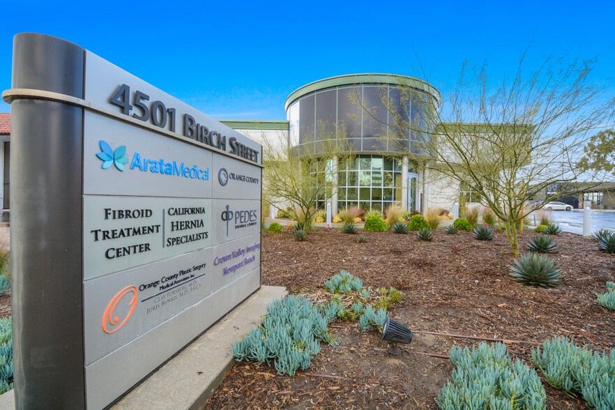 4501 Birch St, Newport Beach, CA à louer - Photo du bâtiment - Image 2 de 6