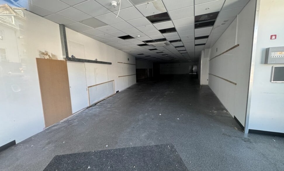 13 Victoria Rd, Dartmouth for lease - Interior Photo - Image 3 of 4