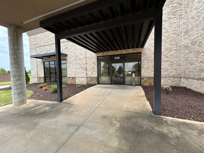 213-221 Sterling Farm Dr, Jackson, TN for lease - Building Photo - Image 3 of 25