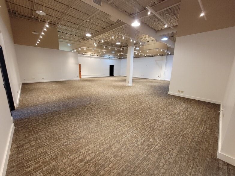 2101 W 41st St, Sioux Falls, SD for lease - Interior Photo - Image 2 of 34