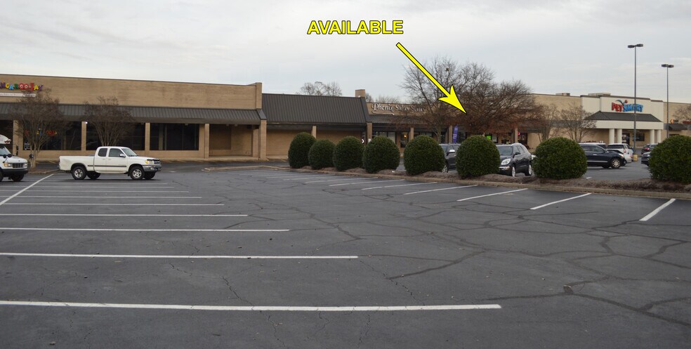 2425-2465 Laurens Rd, Greenville, SC à louer - Photo du bâtiment - Image 2 de 6