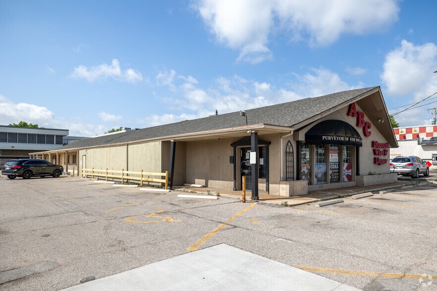 6425 E Central Ave, Wichita, KS for lease - Primary Photo - Image 1 of 3