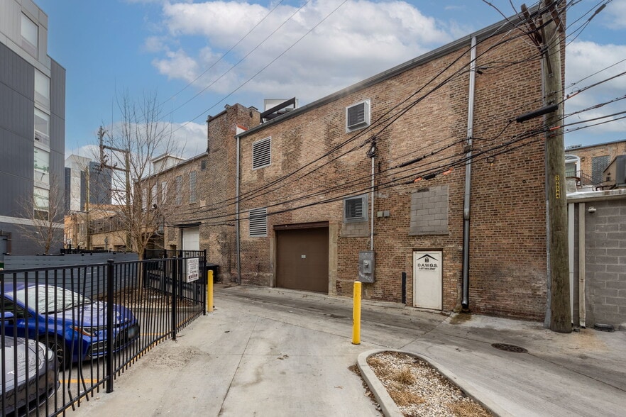 2327 N Milwaukee Ave, Chicago, IL à louer - Photo du bâtiment - Image 3 de 21
