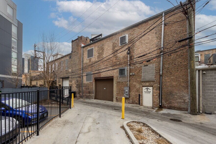 2327 N Milwaukee Ave, Chicago, IL à louer - Photo du bâtiment - Image 3 de 21