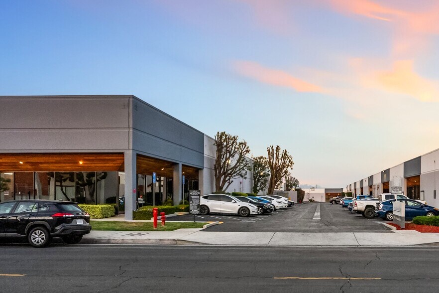 9420 Lurline Ave, Chatsworth, CA à louer - Photo du bâtiment - Image 2 de 7