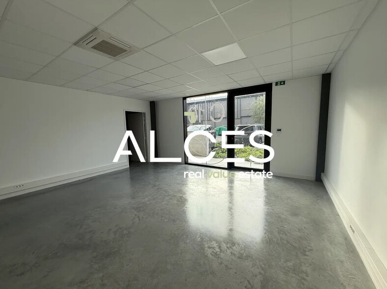 Flex in Mérignac for lease - Interior Photo - Image 2 of 6