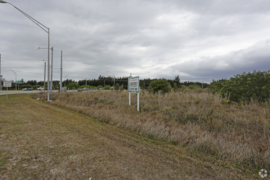 Pine Island Rd, Cape Coral, FL à vendre - Photo du bâtiment - Image 2 de 9