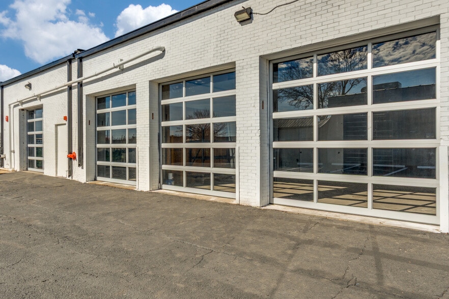 2711 Irving Blvd, Dallas, TX for lease - Building Photo - Image 3 of 10