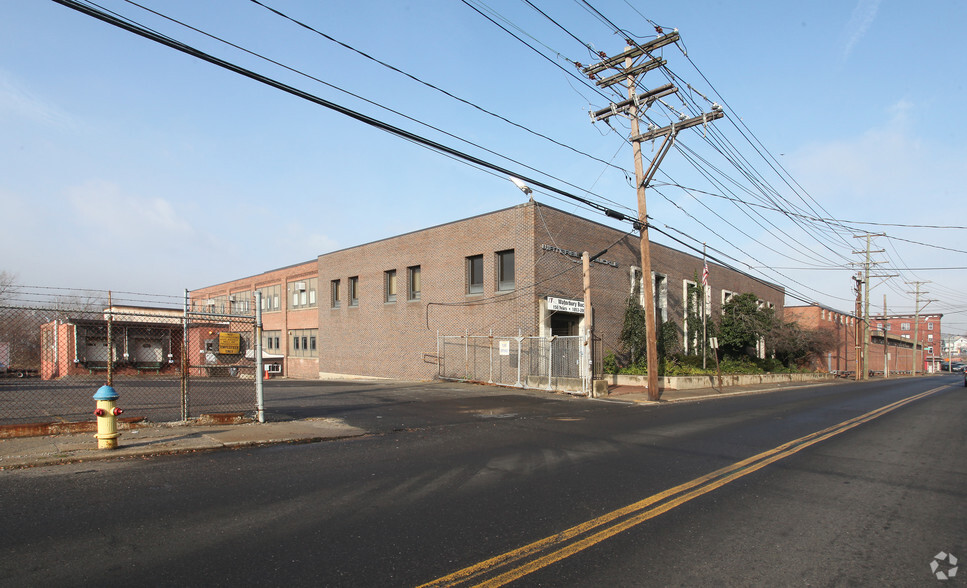 952 S Main St, Waterbury, CT à vendre - Photo principale - Image 1 de 2