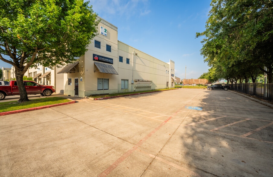 5750 N Sam Houston Pky E, Houston, TX for lease - Building Photo - Image 3 of 32
