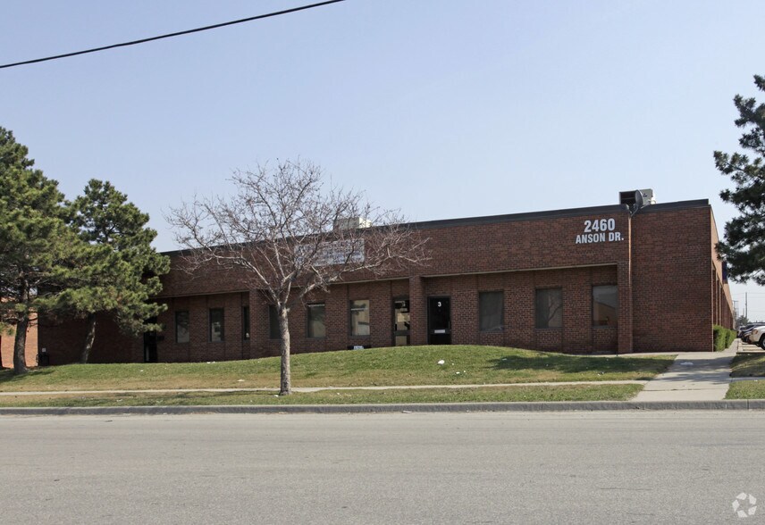 2460 Anson Dr, Mississauga, ON à louer - Photo du bâtiment - Image 2 de 4