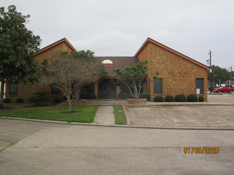 54 Flag Lake Plz, Lake Jackson, TX for sale - Primary Photo - Image 1 of 1