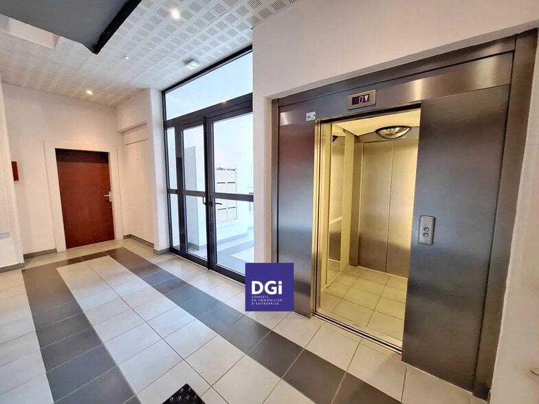 Bureau dans Nîmes à louer - Hall d’entrée - Image 2 de 5
