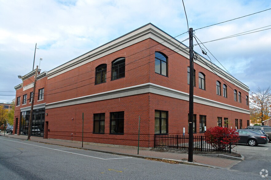 77 Bates St, Lewiston, ME à louer - Photo du bâtiment - Image 2 de 8