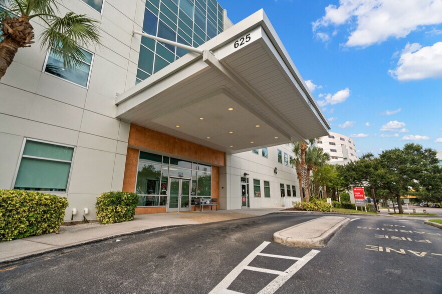 625 6th Ave S, Saint Petersburg, FL à vendre - Photo du bâtiment - Image 2 de 7