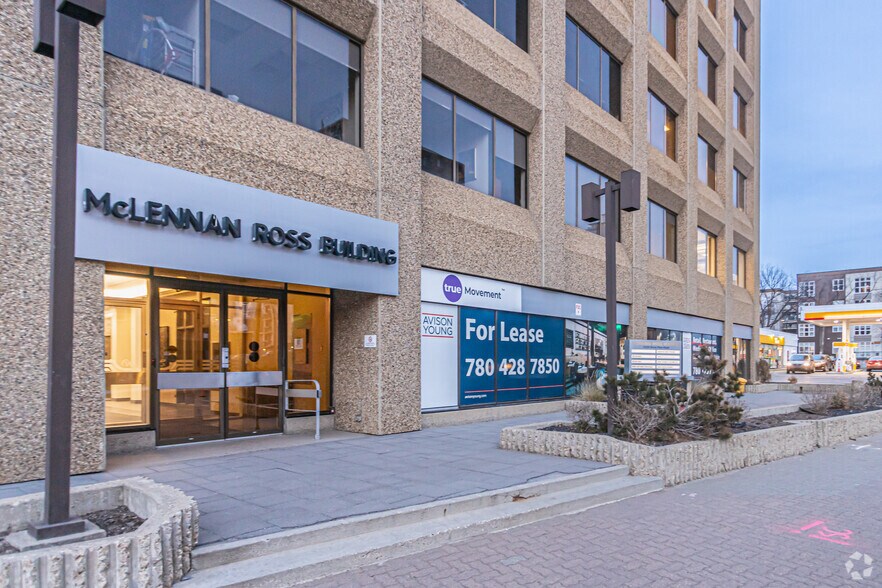 12220 Stony Plain Rd NW, Edmonton, AB à louer - Photo du bâtiment - Image 2 de 16