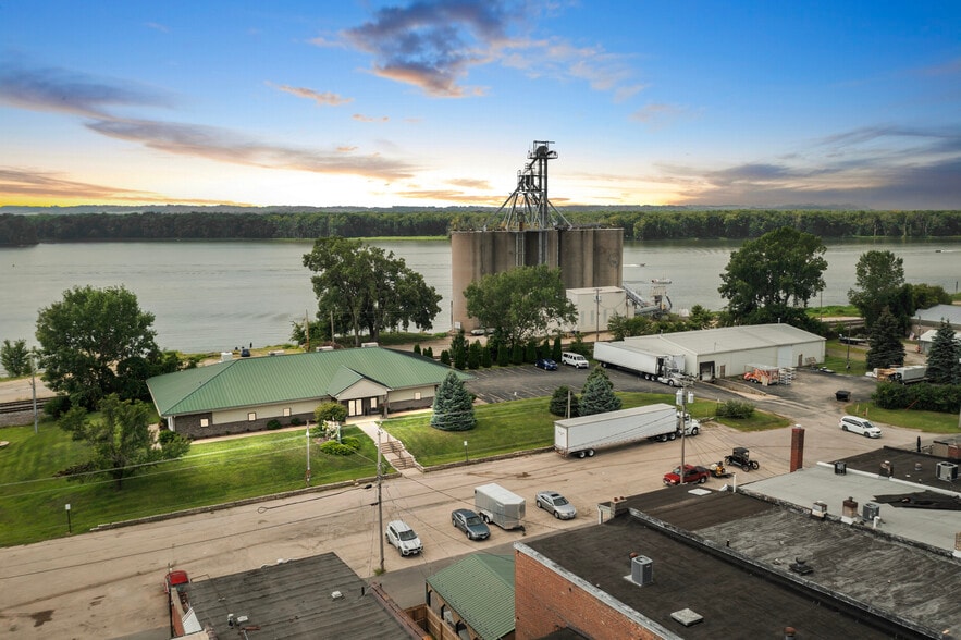 NNN leased office and warhouse portfolio of 2 properties for sale on LoopNet.ca - Primary Photo - Image 1 of 1