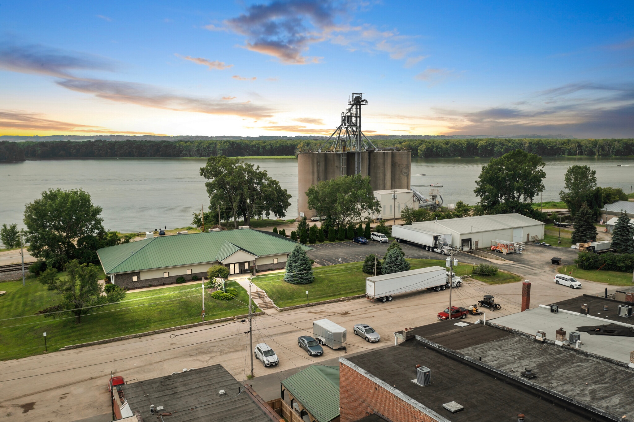 NNN leased office and warhouse portfolio of 2 properties for sale on LoopNet.ca Primary Photo- Image 1 of 2