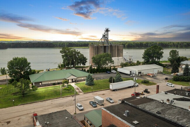 Plus de détails pour NNN leased office and warhouse – à vendre, Savanna, IL