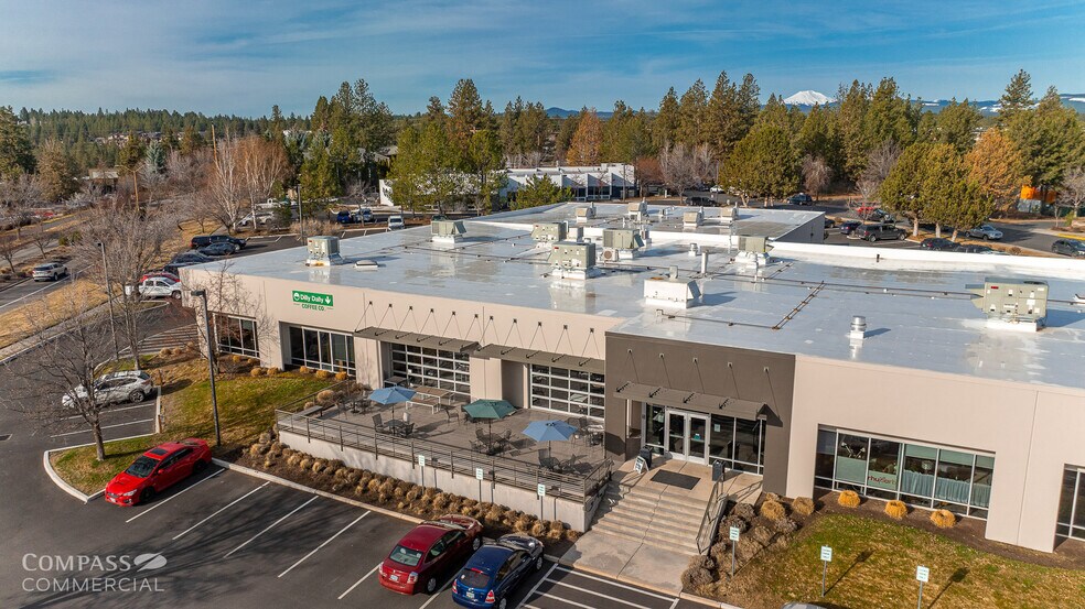 1001 SW Emkay Dr, Bend, OR à louer - Photo du bâtiment - Image 3 de 7