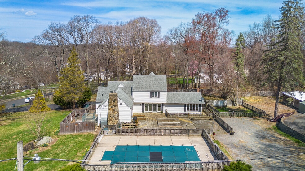 8 Stonehedge Ln, Byram Township, NJ for sale - Building Photo - Image 3 of 31