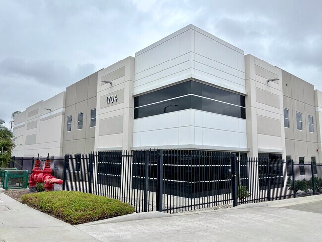 Plus de détails pour 1704 W 11th St, Upland, CA - Industriel à louer