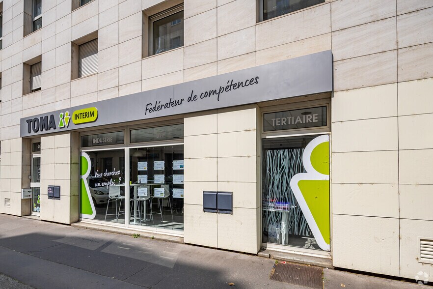 Retail in Lyon for lease - Building Photo - Image 2 of 7