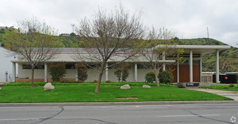 25562 Avenue Stanford, Valencia, CA à louer - Photo du bâtiment - Image 3 de 16