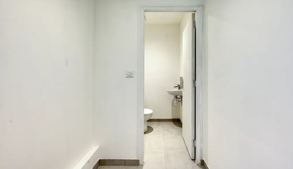 Retail in Paris for lease - Interior Photo - Image 3 of 8