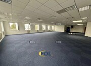 Bureau spacieux et lumineux avec de grandes fenêtres.