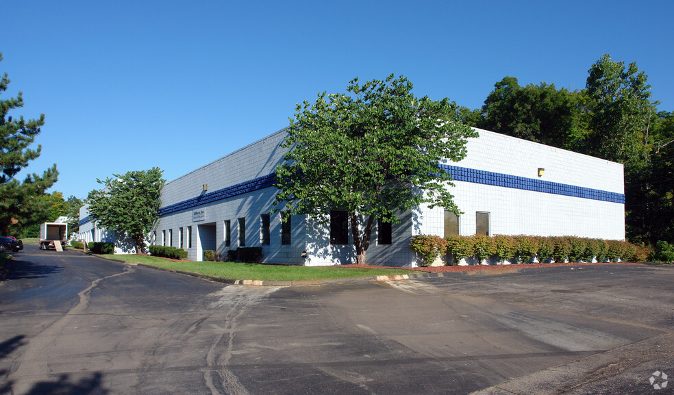 47500-47590 Avante Dr, Wixom, MI for lease - Building Photo - Image 3 of 21