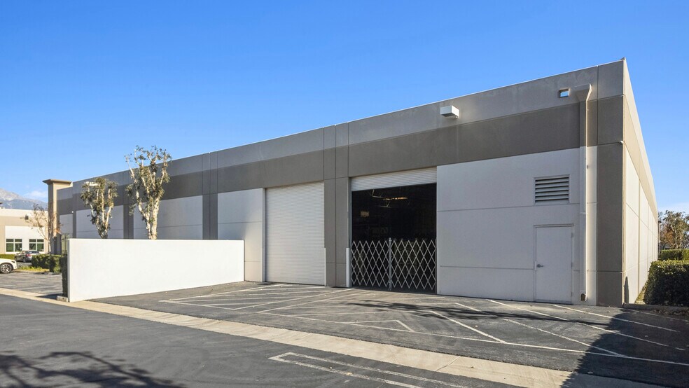 1680 S Grove Ave, Ontario, CA à vendre - Photo du bâtiment - Image 3 de 9