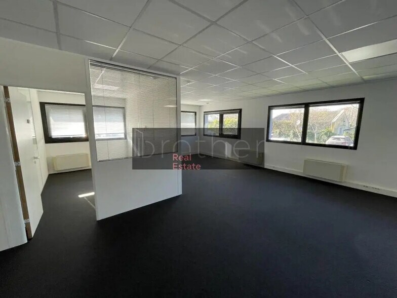 Office in Canéjan for lease - Interior Photo - Image 1 of 8