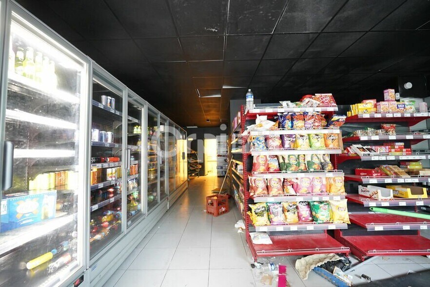 Retail in Vénissieux for lease - Interior Photo - Image 2 of 7