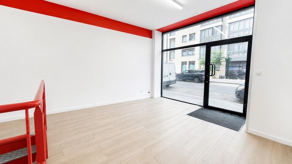 Rue De L'Amiral Roussin, Paris for lease - Interior Photo - Image 2 of 6