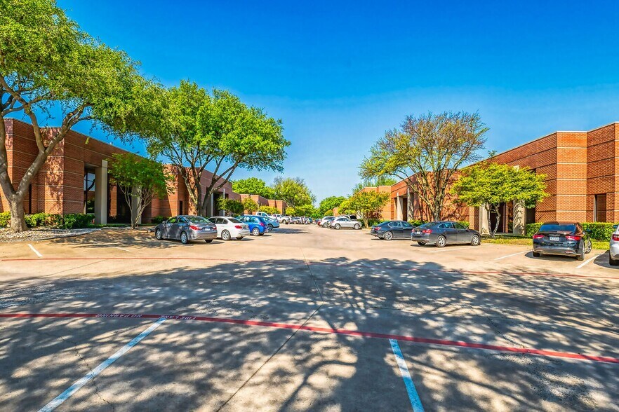 651 N Plano Rd, Richardson, TX à louer - Photo du bâtiment - Image 2 de 6