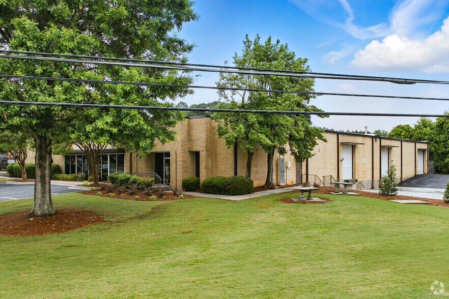 5622 E Ponce de Leon Ave, Stone Mountain, GA à louer - Photo du bâtiment - Image 1 de 13