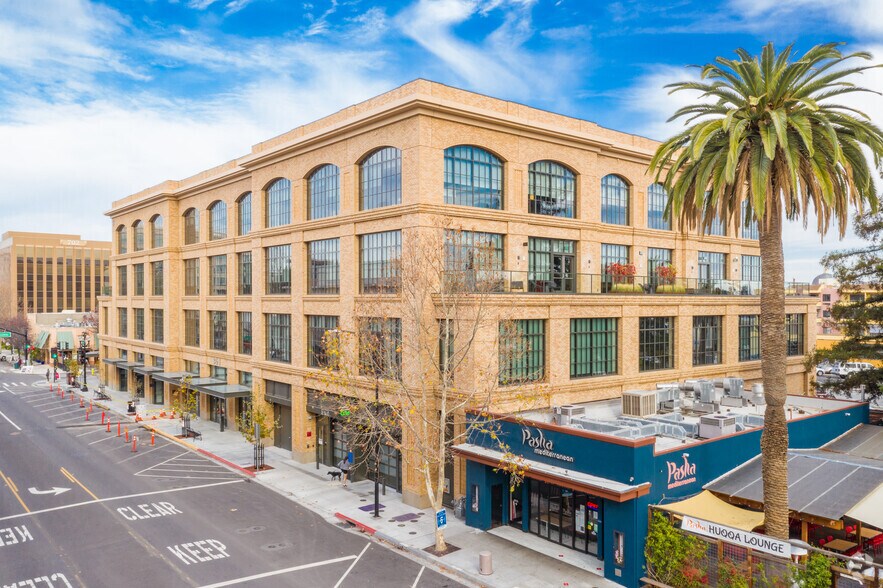 2075 Broadway St, Redwood City, CA à louer - Photo du bâtiment - Image 2 de 16
