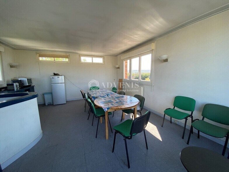 Bureau dans Poissy à vendre - Photo du bâtiment - Image 2 de 10