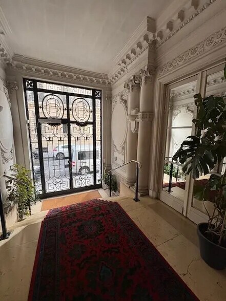 5 Rue Balzac, Paris for lease - Building Photo - Image 2 of 13