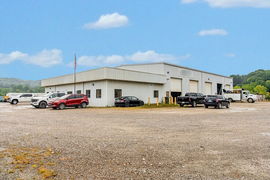 Industrial Investment on 86 +/- AC portefeuille de 2 propriétés à vendre sur LoopNet.ca - Photo du bâtiment - Image 2 de 65