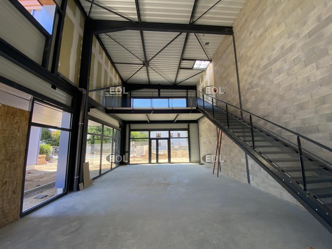 Flex in Roquevaire for lease Building Photo- Image 1 of 3